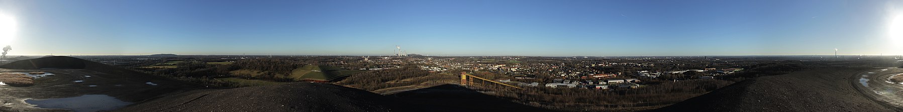 Panoramic view from Mottbruchhalde (32003822620).jpg