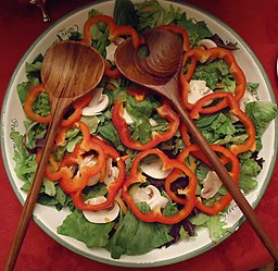 Salatschüssel mit Paprika, Salat und Pilzen