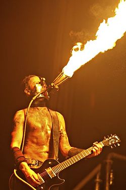 Paul Landers LIFAD Tour -kierueella Rammsteinin kanssa vuonna 2009 "Feuer Frei!" kappaleen aikana.