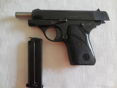 Pištola M70 v odprtem položaju in njen nabojnik