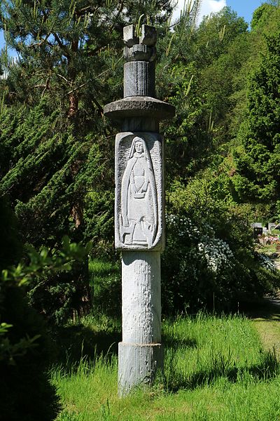 File:Pirka Tierfriedhof Bildsäule.jpg