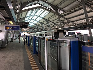 Platform seviyesi Bang Phai Station.jpg