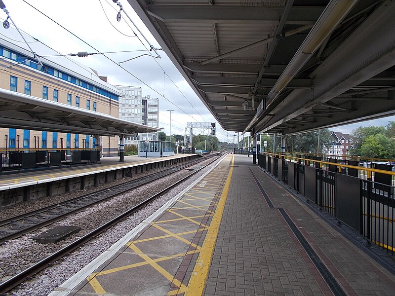 File:Potters Bar stn fast platforms looksouth2.jpg