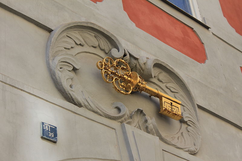 File:Prague Praha 2014 Holmstad nøkkel key Nerudova Street gata husskilt.jpg
