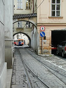 这一设计在布拉格电车布拉格小城段的使用。布拉格电车在这一单线、复线混合线路中的单线路段使用套轨而不使用转辙器较为适合该处拥挤、复杂的环境。