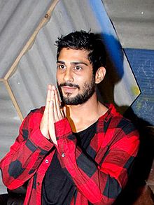 Prateik Babbar ĉe la partio de Lilly Singh (altranĉita).jpg