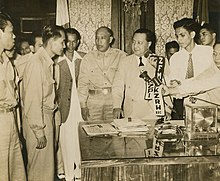 President Elpidio Quirino meets leaders of the Hukbalahap Rebellion. President Quirino receiving Huk leaders at Malacanan Palace.jpg