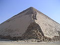 La pyramide rhomboïdale vue de l'angle nord-ouest