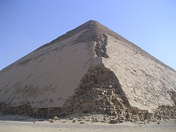 La pyramide rhomboïdale vue de l'angle nord-ouest.