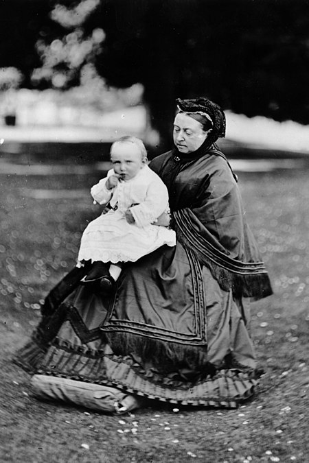 Tập_tin:Queen_Victoria_with_her_great-grandson_Prince_William.jpg