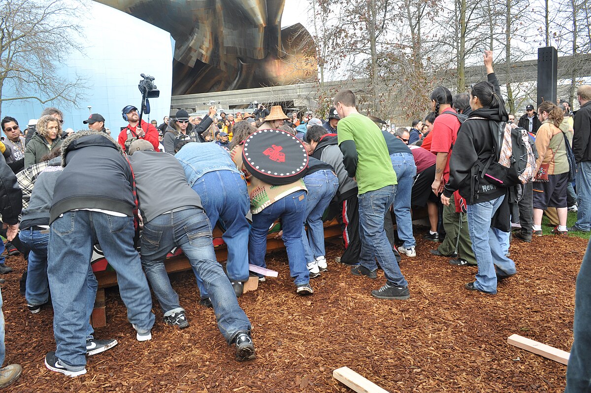 1200px Raising John T. Williams Memorial Totem Pole 050