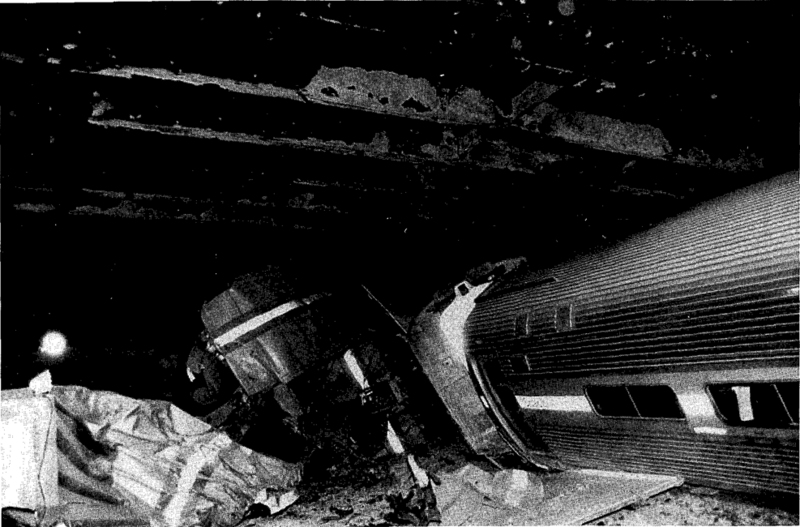 File:Rar-92-01 amtrak wreck coaches 2.png