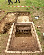 Freigelegter Verteilerschacht mit Kabelkanälen