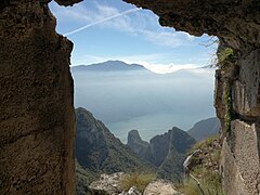 Blick von der Stellung Reifegg auf Grotta Dazi, Cima Capi und Cima Rocca, im Hintergrund der Monte Altissimo di Nago