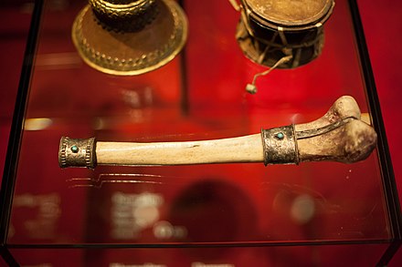 Музыкальный инструмент канглинг. Ганлин флейта. Канглинг. Флейта из человеческой кости. Флейта из человеческой кости Кунсткамера.