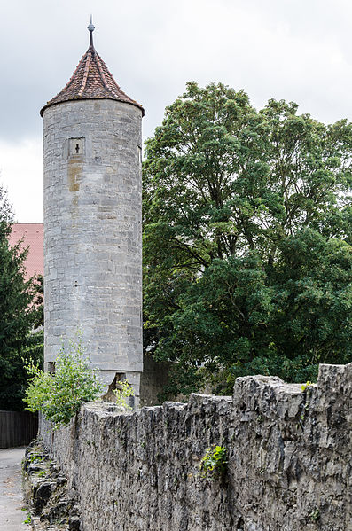 File:Rothenburg ob der Tauber, Stadtbefestigung, Klosterturm-20140819-002.jpg