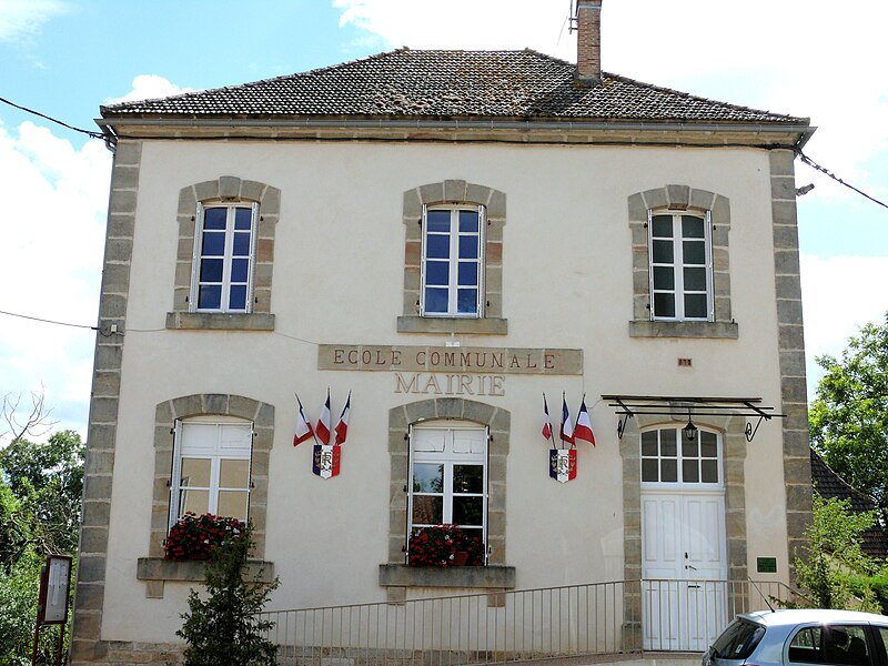 File:Rudelle - Mairie.JPG