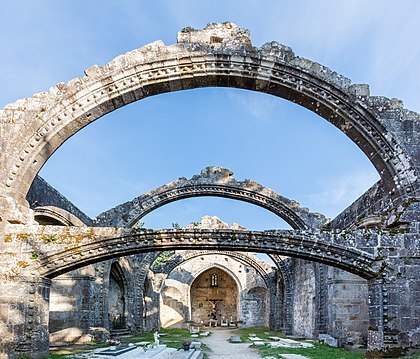 Ruínas de Santa Mariña Dozo, Cambados, Pontevedra, Espanha. A igreja gótica foi construída por ordem de Maria de Ulloa, mãe de Alonso III de Fonseca no século XV sobre os restos de uma igreja românica do século XII. Em 1943 foi declarada Bem de Interesse Cultural a nível nacional. (definição 5 556 × 4 745)