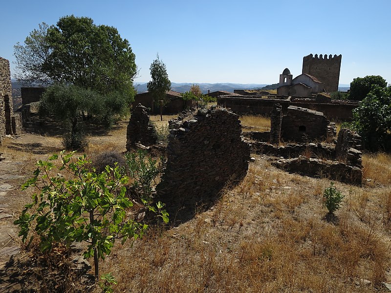 File:Ruinas de edificações antigas no interior do castelo.jpg