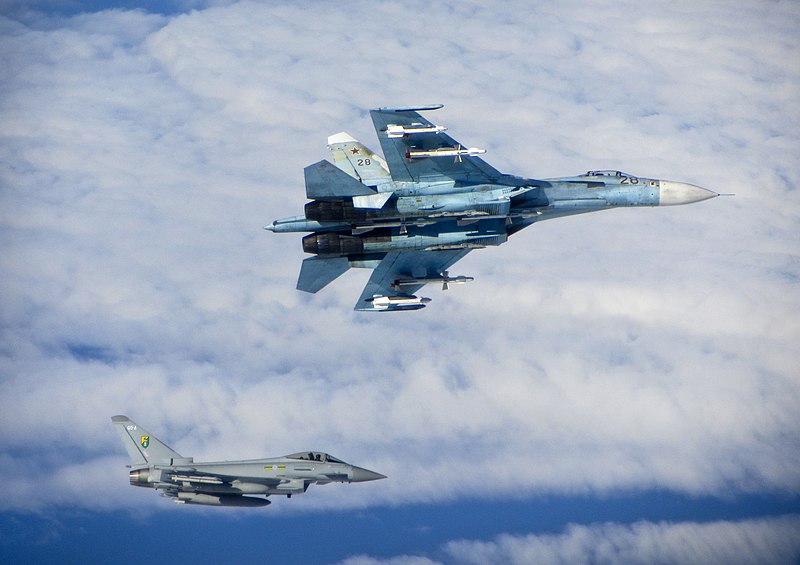 مقاتلات الجيل الرابع 800px-Russian_SU-27_Flanker_with_RAF_Typhoon_MOD_45157730