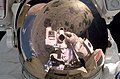 Стів Робінсон знімає себе, повернувши камеру під час роботи в космосі