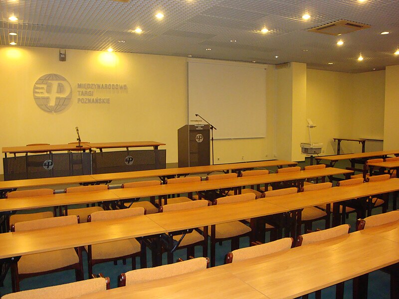 File:Sala konferencyjna MTP Poznań.jpg