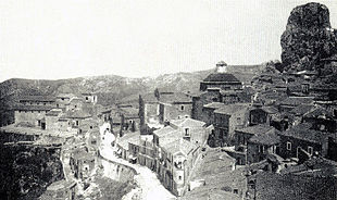 San Fratello, 1890 circa. Sulla sinistra la Chiesa Matrice di Santa Maria Assunta. Sulla destra, la chiesa di San Nicolò