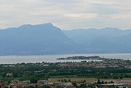 Sirmione poolsaar ja Garda järv Desenzanost vaadatuna