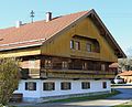 Oehnböck, Sauerlacher Straße 8 a; Bauernhaus, Satteldachbau mit Blockbau-Obergeschoss, umlaufender Balusterlaube, teilverschaltem Vordach und Traufbundwerk, letztes Viertel 18. Jahrhundert, Dachaufbau später. This is a picture of the Bavarian Baudenkmal (cultural heritage monument) with the ID D-1-73-120-68 (Wikidata)