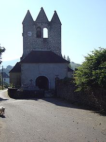 L'église trinitaire de Sauguis.