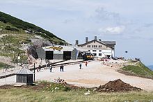 Der Bergbahnhof der Schneebergbahn und das Berghaus Hochschneeberg