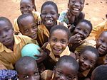 Schulkinder einer Grundschule in Ghana.jpg