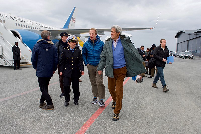 File:Secretary Kerry Walks With Norwegian Foreign Minister Brende Upon Their Arrival at Svalbard Airport in Norway (27428059010).jpg