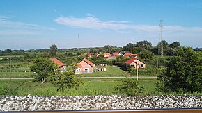 Slavonski Šamac, kuće kraj željeznice.jpg