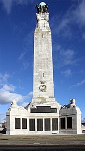 Het Portsmouth Naval Memorial in Southsea: een grote stenen pilaar en een plaquette ter herdenking van de gevallen zeelieden van beide wereldoorlogen