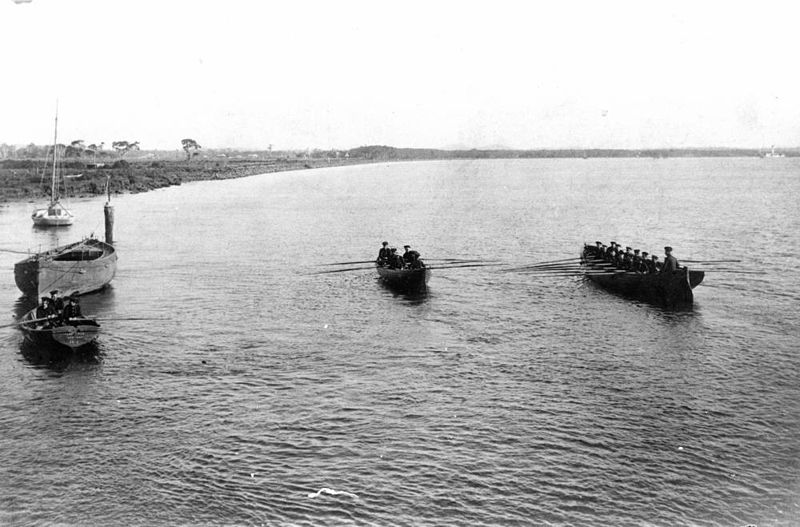 File:StateLibQld 1 107020 Naval staff in rowing boats on the Brisbane River, off Port Lytton, ca. 1905.jpg