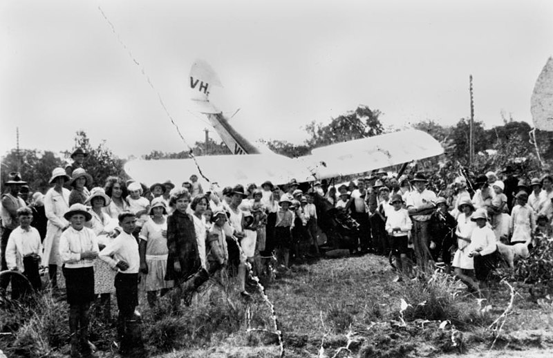 File:StateLibQld 1 126259 Crowd gathered to view a plane crash in Murarrie, 1930.jpg