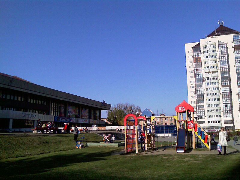 File:Stavropol Trade-Union Sport and Culture Palace plaza.jpg