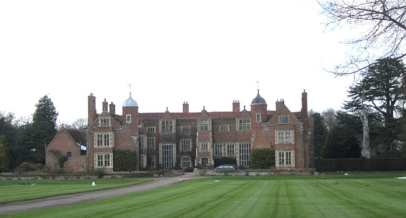 File:Stour Valley Path, Kentwell Hall, Long Melford, Suffolk.jpg