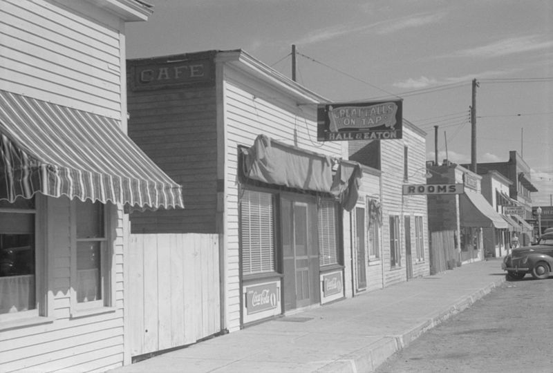 File:Street in Wolf Point Montana (1941).jpg