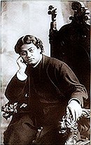 Bild von Swami Vivekananda, der sich auf einem Stuhl entspannt