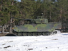 Schwedischer CV 9040B. Die Rohrkamera an der Seite kennzeichnet den Typ und unterscheidet ihn vom 9040A.