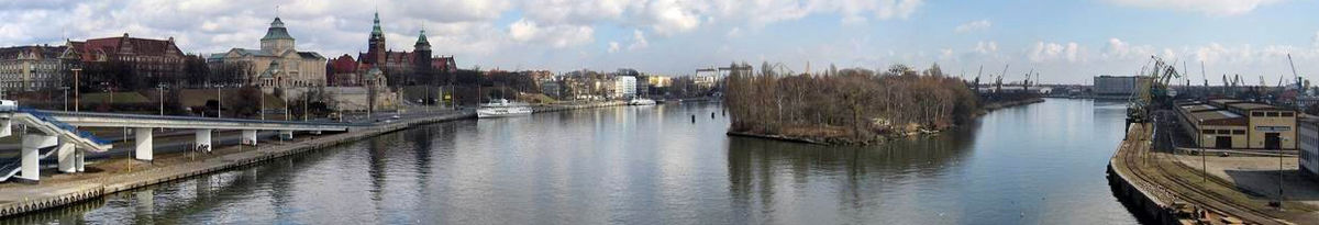 Panorama Szczecina, widok na Odrę Zachodnią (po lewej) i Duńczycę (po prawej) z estakady Trasy Zamkowej. Po lewej stronie Wały Chrobrego, na wprost Wyspa Grodzka, po prawej Łasztownia