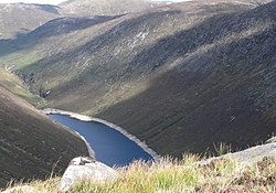 Der Ben Crom Stausee von der Gipfelfahrt von Ben Crom.jpg