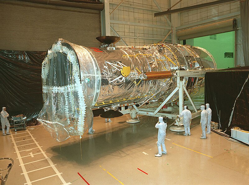 File:The Hubble Space Telescope at the Lockheed assembly plant 8913987.jpg
