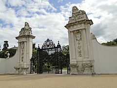 The Lion Gate at Hampton Court Palace - panoramio.jpg