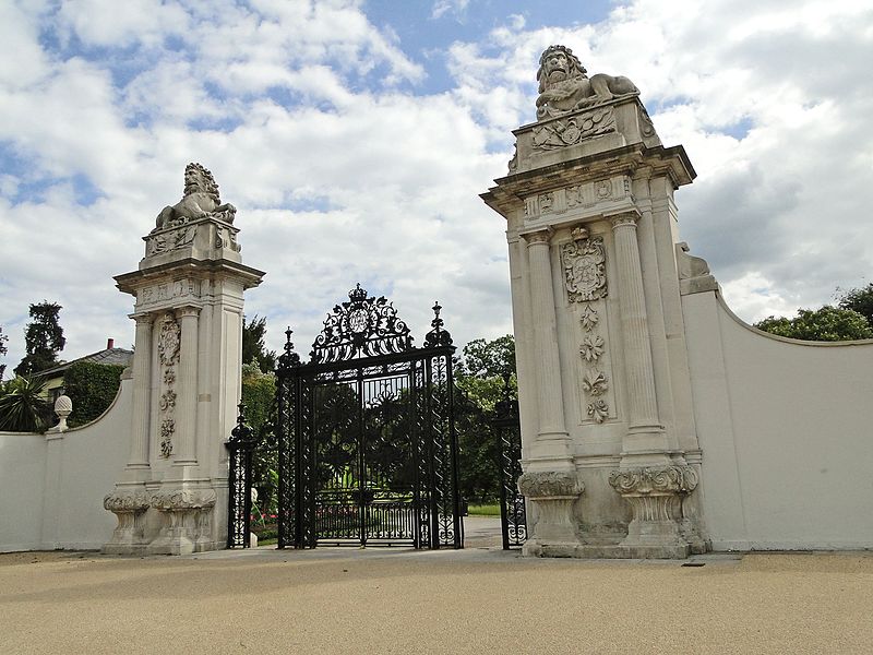 File:The Lion Gate at Hampton Court Palace - panoramio.jpg