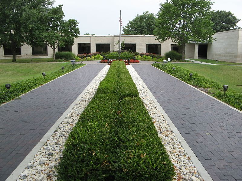 File:The courtyard in the Truman Library and Museum where Harry and Bess Truman (as well as Margaret Truman and her husband) are buried. - panoramio.jpg