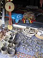 Silberschmuck und Tais auf einem Markt in Dili