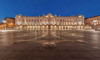 La place du Capitole à Toulouse, à la tombée de la nuit avec, au sol, la croix occitane dessinée par Raymond Moretti. (définition réelle 4 223 × 2 538)
